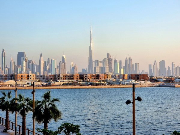 Ampel oder Blick auf die Dubai Skyline